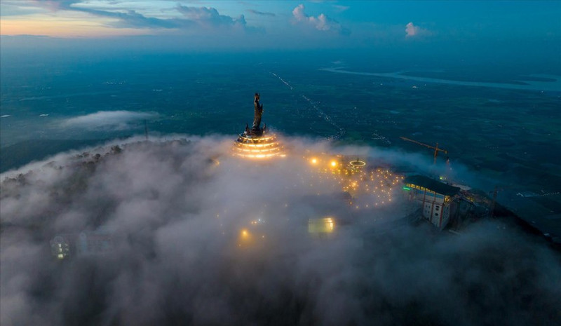 Le mont Bà Den dans les nuages. Photo : Sun Group.