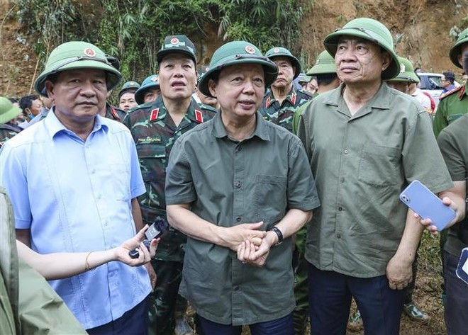 Le vice-Premier ministre Tran Hong Ha (au centre) visite Hang Pu Xi, un village durement touché par des crues soudaines dans la commune de Xa Dung, province de Dien Bien, le 2 août 2025. (Photo : VNA)