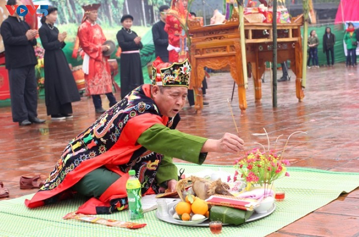 La cérémonie de prière pour les récoltes est dirigée par un maître des rites, souvent un ancien respecté au sein du village. Photo : Manh Phuong/VOV.