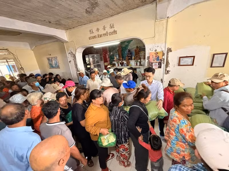 Distribution de 500 cadeaux aux habitants d'origine vietnamienne et aux Khmers dans les provinces de Battambang et de Pursat (Cambodge)