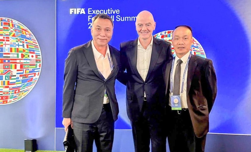 Le Président de la Fédération vietnamienne de football, Tran Quoc Tuan, et le Secrétaire général Nguyen Van Phu ont rencontré le Président de la FIFA, Gianni Infantino, lors du Sommet mondial du football de la FIFA. Photo : VFF.