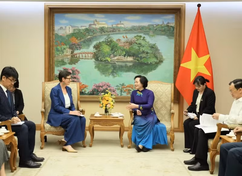 La vice-Première ministre vietnamienne, Pham Thi Thanh Tra, reçoit et Mme Angela Pratt, représentante de l'OMS au Vietnam. Photo: baochinhphu