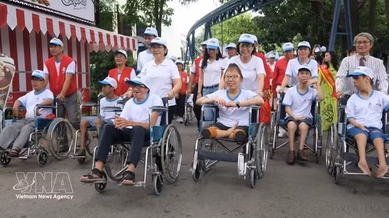De nombreuses personnes handicapées constituent des exemples remarquables de courage et de persévérance pour surmonter les difficultés de la vie, s’intégrer pleinement à la communauté et être reconnues et honorées dans tous les domaines de la société. Photo: VNA
