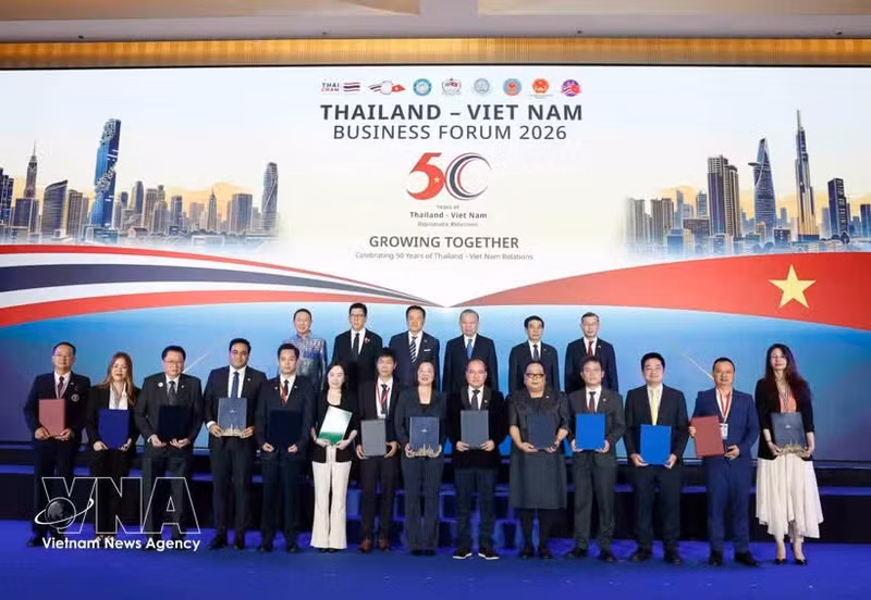 Le secrétaire général du Parti communiste du Vietnam et président de la République, To Lam, et le Premier ministre thaïlandais Anutin Charnvirakul assistent à la remise d’accords de coopération entre des entreprises des deux pays. Photo: VNA