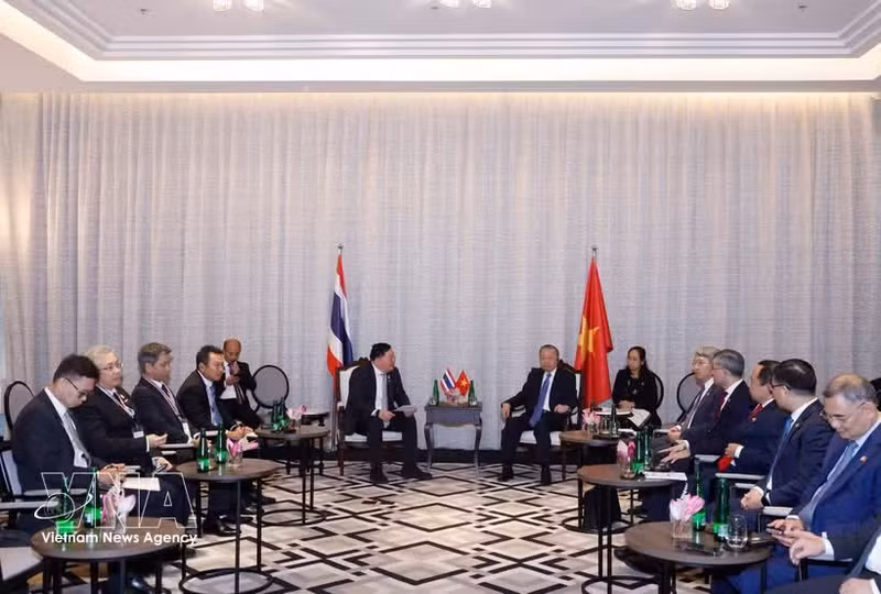 Le secrétaire général du Parti communiste du Vietnam et président de la République, To Lam reçoit Thammasak Sethaudom, président-directeur général du groupe thaïlandais SCG. Photo : VNA.