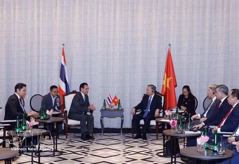 Le secrétaire général du Parti communiste du Vietnam et président de la République, To Lam reç Sarath Ratanavadi, directeur, vice-président du conseil d’administration et directeur général du groupe Gulf. Photo : VNA.