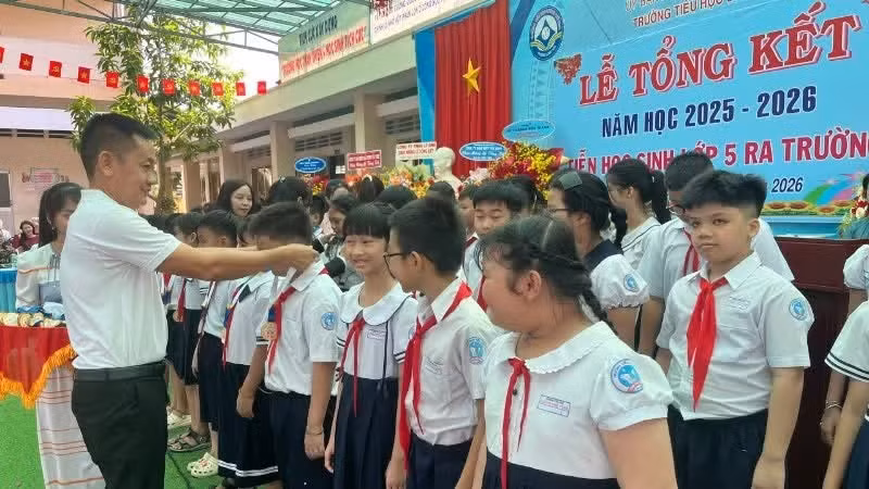 Le journal Nhan Dan et Co.opmart Tay Ninh offrent de nouveaux cahiers aux élèves d'une région religieuse