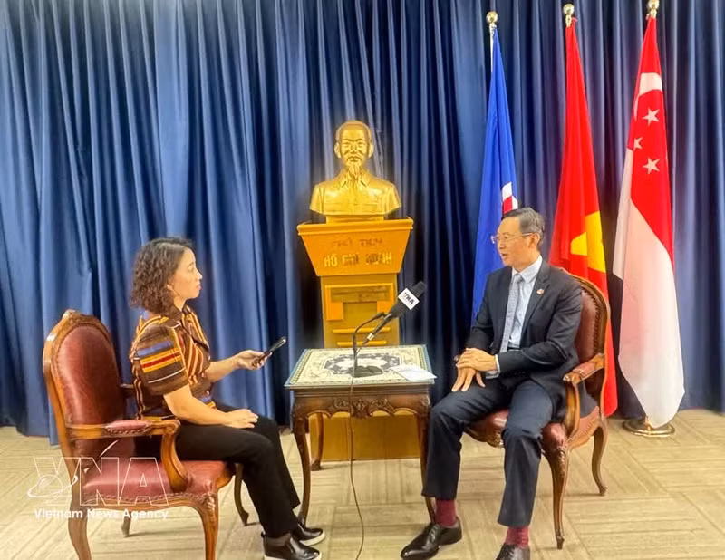 L’ambassadeur du Vietnam à Singapour, Tran Phuoc Anh (droite). Photo: VNA