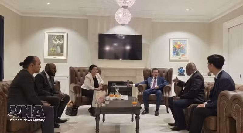 L’ambassadeur du Vietnam en Australie, Pham Hung Tam, rencontre à Canberra la haute-commissaire de Nauru en Australie, Camilla Solomon. Photo : VNA.