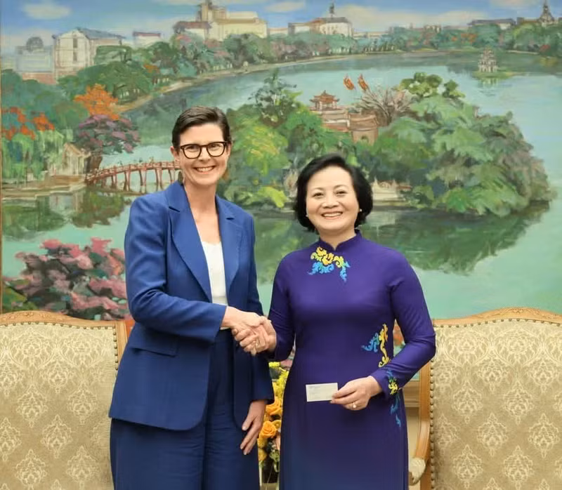 La vice-Première ministre vietnamienne, Pham Thi Thanh Tra (droite), et Angela Pratt, représentante de l'OMS au Vietnam. Photo : baochinhphu