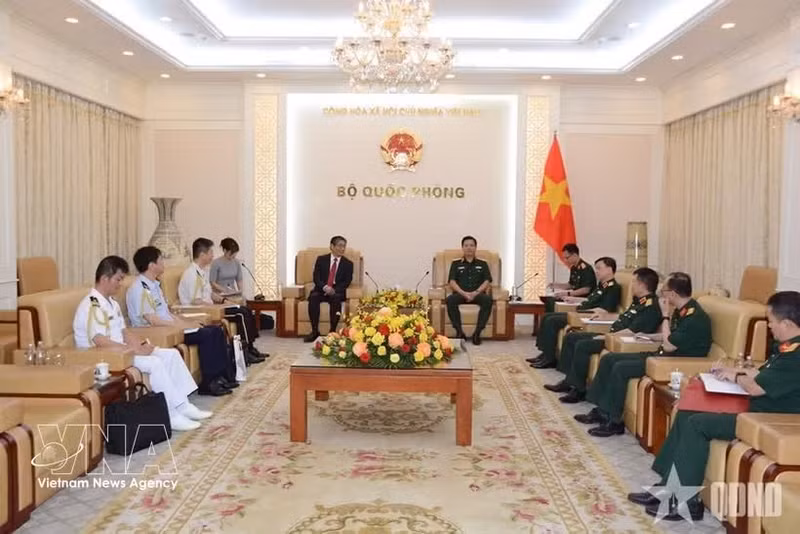 Le général de corps d’armée Nguyen Truong Thang, vice-ministre de la Défense, reçoit l’ambassadeur du Japon au Vietnam, Ito Naoki (à gauche), le 28 mai à Hanoï. Photo: VNA