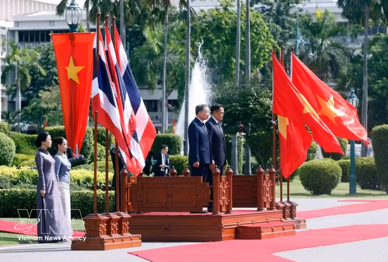Lors de la cérémonie d'accueil officielle du dirigeant Tô Lâm et de son épouse en Thaïlande. Photo : VNA.