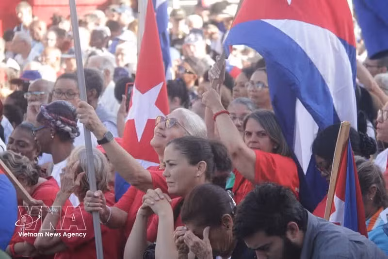 Des Cubains participent à un rassemblement dans la capitale La Havane, le 16 avril 2026 au matin, affichant leur détermination et leur confiance dans la voie du socialisme. Photo : VNA.