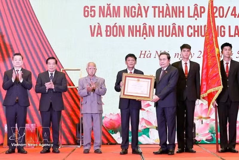 Le président de l’AN, Tran Thanh Man, a remis cette distinction au Conseil des affaires ethniques de l'AN. Photo : VNA.