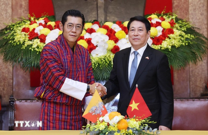Le président vietnamien Luong Cuong (droite) et le roi du Bhoutan, Jigme Khesar Namgyel Wangchuck. Photo : VNA.