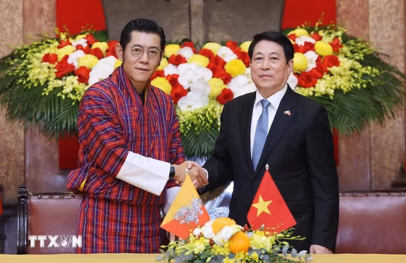Le président vietnamien Luong Cuong (droite) et le roi du Bhoutan, Jigme Khesar Namgyel Wangchuck. Photo : VNA.
