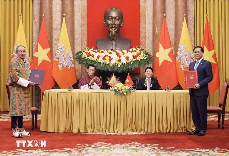 chu-tich-nuoc-va-quoc-vuong-bhutan-le-ky-cac-van-kien-2.jpg