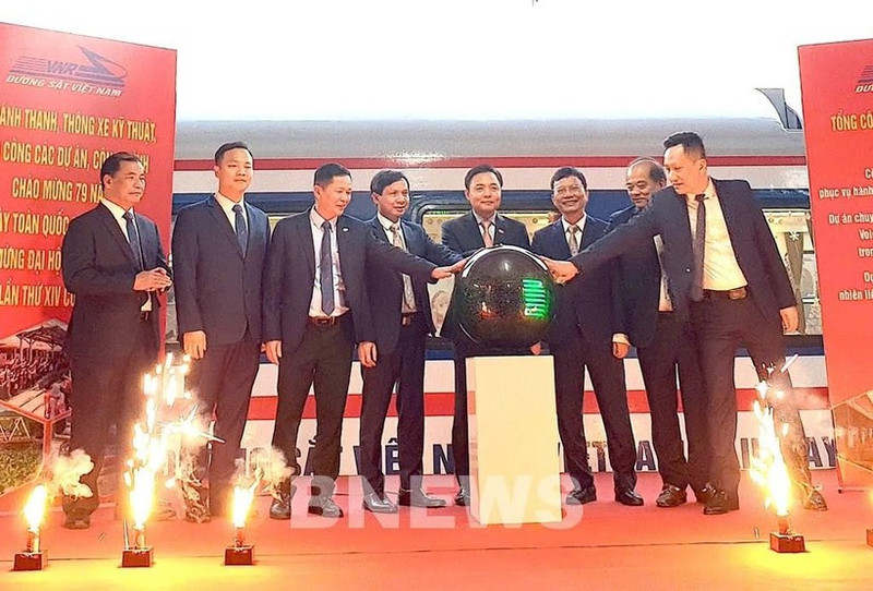  Le 19 décembre, la Compagnie générale des chemins de fer du Vietnam (VNR) a inauguré l'ouvrage de modernisation de 162 voitures de voyageurs, représentant un investissement de plus de 60 milliards de dôngs. Photo : VNA.