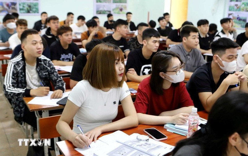 Des travailleurs apprennent le sud-coréen avant de partir travailler à l'étranger. Photo : VNA.