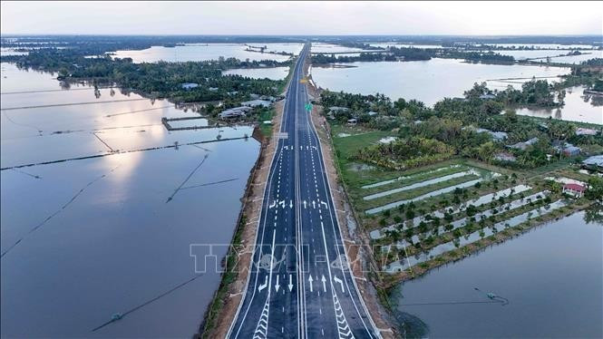 L'autoroute Can Tho – Ca Mau est mise en service technique à partir du 19 décembre 2025. Photo : VNA.