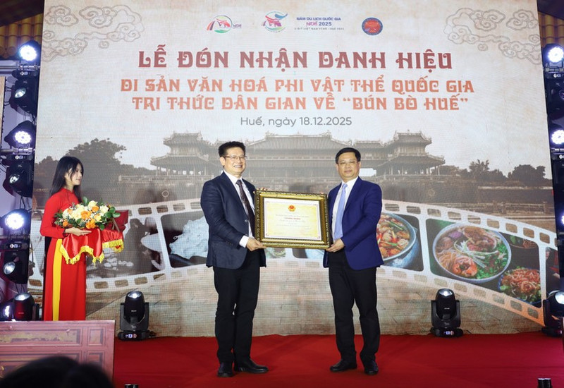 L'annonce officielle de l'inscription du "Bún bò Huế" (la célèbre soupe de nouilles au bœuf de Huê) sur la Liste du patrimoine culturel immatériel national. Photo : baothuathienhue.vn