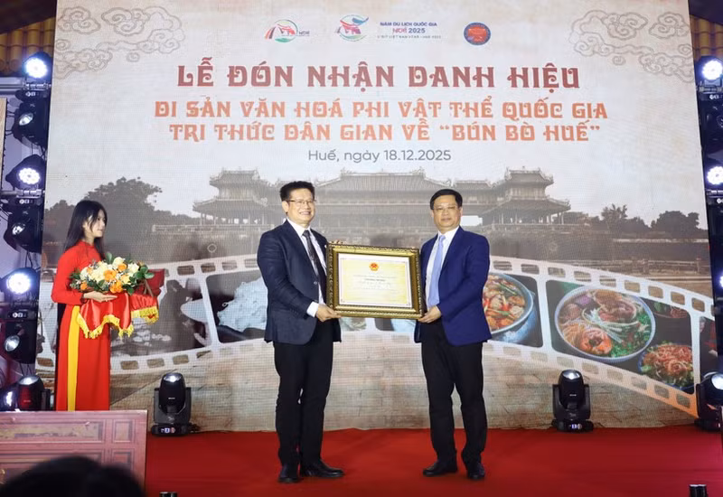 L'annonce officielle de l'inscription du "Bún bò Huế" (la célèbre soupe de nouilles au bœuf de Huê) sur la Liste du patrimoine culturel immatériel national. Photo : baothuathienhue.vn