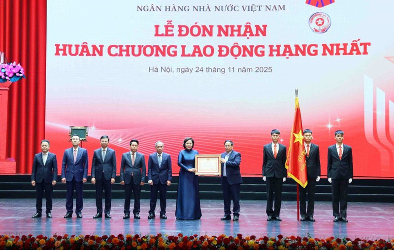 Au nom du Parti et de l’État, le Premier ministre Pham Minh Chinh a remis plusieurs distinctions de haut rang aux responsables de la Banque d'État du Vietnam. Photo : VNA.
