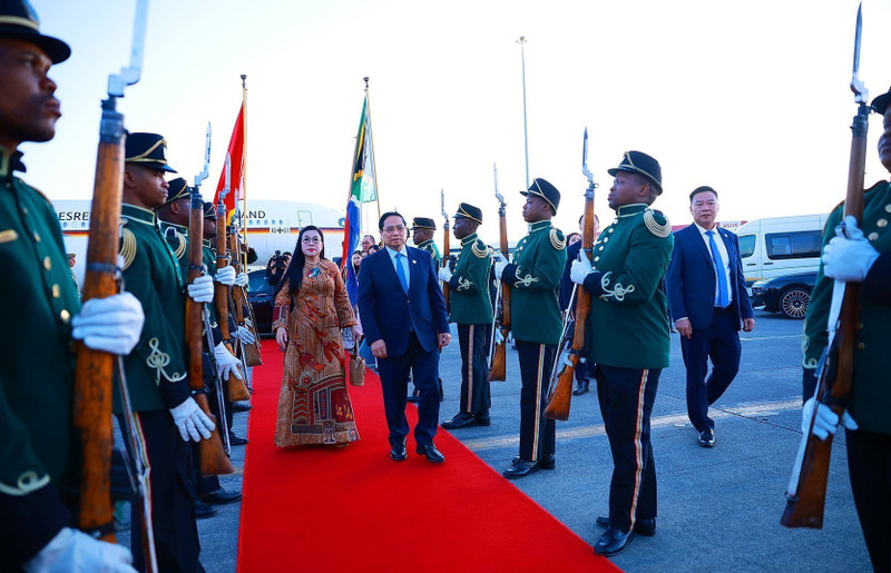  Cérémonie d’adieu à l’occasion du départ du Premier ministre Pham Minh Chinh et de son épouse, à l’issue de leur participation au Sommet du G20 en Afrique du Sud. (Photo : Duong Giang – VNA)