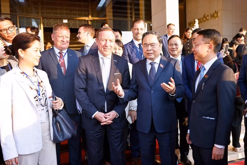 Le président de l’Assemblée nationale Trân Thanh Mân reçoit les entreprises européennes. Photo : VNA