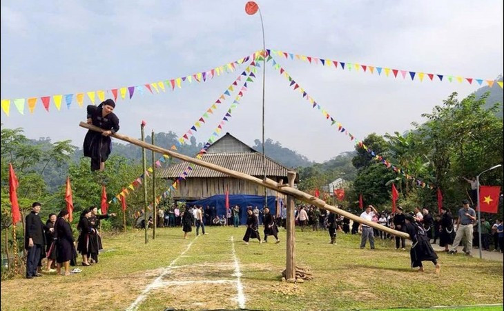 Les visiteurs présents lors de la cérémonie peuvent participer à de nombreux jeux traditionnels: balançoire rotative, lancer de balles d’étoffe, course en sac, tir à la corde, poussée de bâton ou encore escalade de perche en bambou.