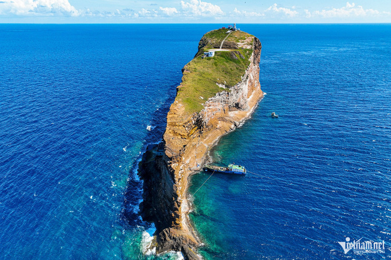 Située à l’extrême sud-est de la ligne de base, l’île constitue également un point clef dans le système de délimitation de la souveraineté maritime du Vietnam, permettant de contrôler une vaste zone maritime au sud-est, riche en ressources halieutiques et traversée par une route maritime internationale importante.