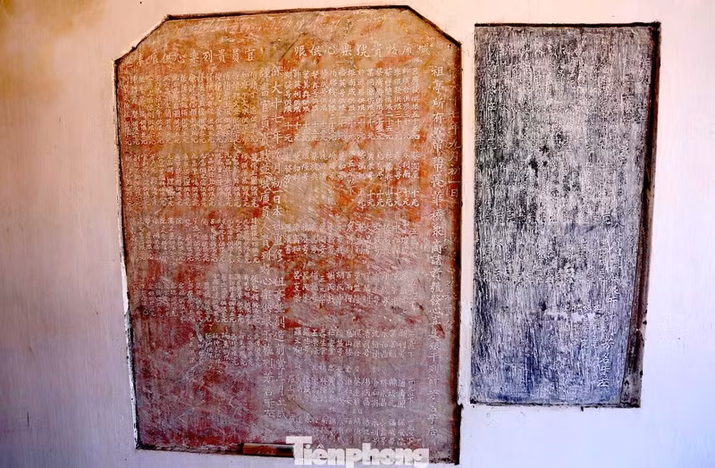 Une stèle en pierre consigne les travaux de restauration et de rénovation effectués en 1942, ainsi que les noms des bienfaiteurs ayant contribué financièrement.