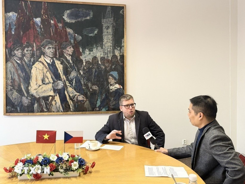 Milan Krajca, président du Mouvement pour la paix tchèque et membre du Parti communiste de Bohême et de Moravie, répond à une interview de l’Agence vietnamienne d’Information. Photo : VNA.