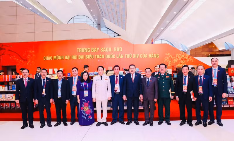 Le président de l'Assemblée nationale était accompagné lors de cette visite par le général d'armée Luong Tam Quang, membre du Bureau politique, secrétaire du Comité d'État du Parti de la Police centrale et ministre de la Police ; le général d'armée Nguyen Trong Nghia, membre du Bureau politique et chef du Département général de politique de l'Armée populaire du Vietnam ; le camarade Trinh Van Quyet, secrétaire du Comité central du Parti et président de la Commission de sensibilisation et d'éducation du Comité central du Parti.