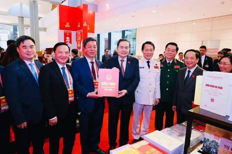 Le Directeur général et rédacteur en chef de la Maison d’édition politique nationale Sự thật, Professeur associé, Docteur Vu Trong Lam, a remis un exemplaire spécial de l’ouvrage intitulé « Constitution de la République socialiste du Vietnam » au Président de l’Assemblée nationale Tran Thanh Man.