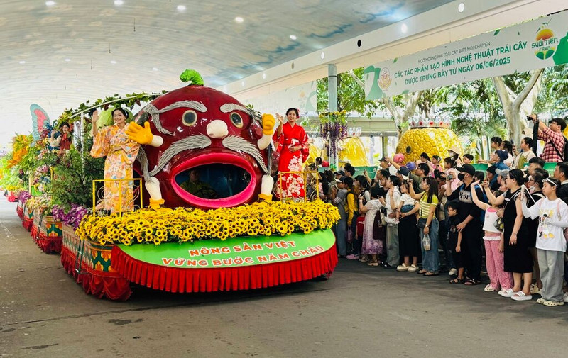 L'ouverture du Festival des fruits du Sud 2025 a eu lieu le 1er juin dans la zone de culture et de tourisme de Suôi Tiên à Hô Chi Minh-Ville.