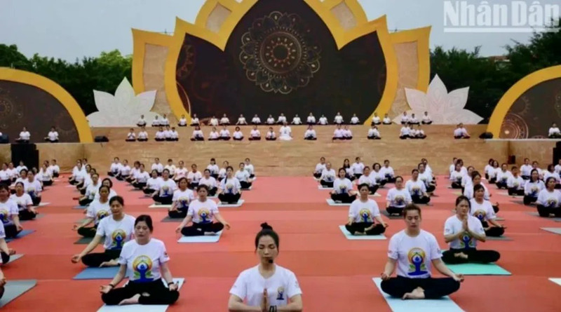 Plus de 300 personnes ont assisté à une représentation de yoga lors de la Journée internationale du yoga 2025. Photo : nhandan/CVN