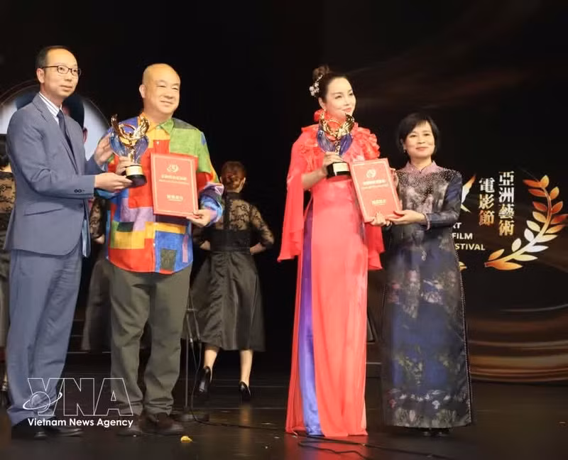 La consule générale du Vietnam à Hong Kong et Macao (Chine), Le Duc Hanh et l’ambassadrice culturelle vietnamienne auprès de l’AAFF, Mai Thu Huyen.
