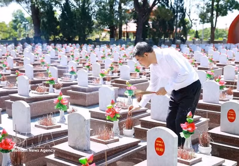 Le Premier ministre Le Minh Hung offre de l'encens au cimetière national des martyrs de Truong Son. Photo : VNA.