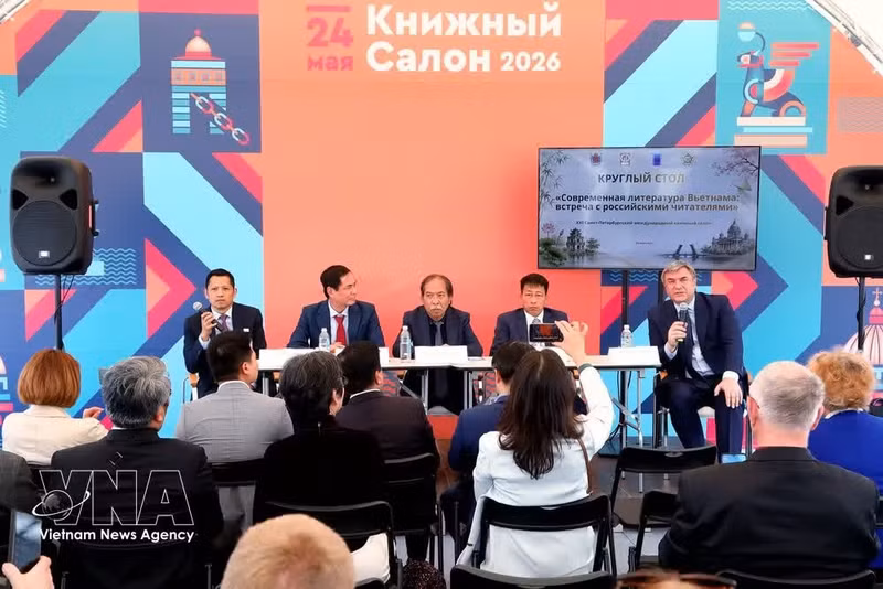 Table ronde sur « La littérature vietnamienne moderne » dans le cadre du Salon international du livre de Saint-Pétersbourg. Photo : VNA.
