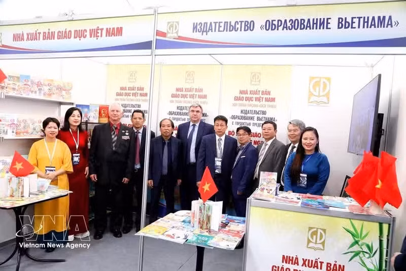 Stand de la Maison d'édition Éducation du Vietnam au Salon international du livre de Saint-Pétersbourg. Photo : VNA.