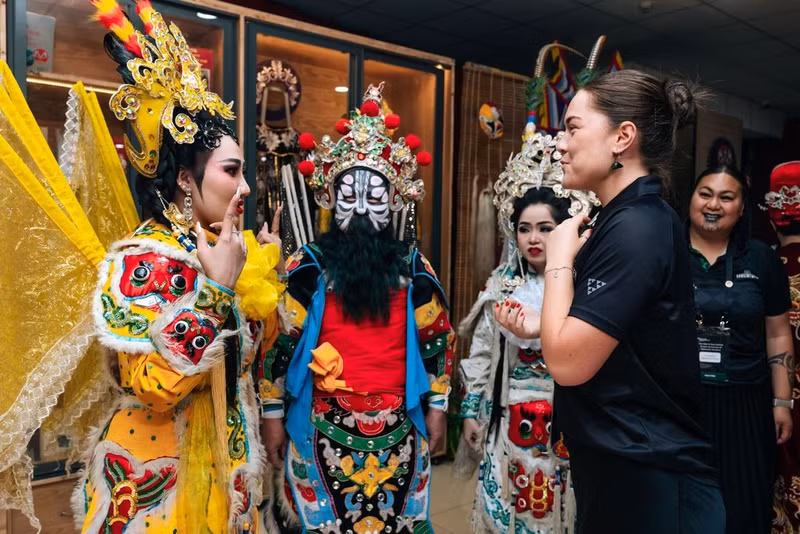 Les artistes de hat bôi font découvrir cet art traditionnel aux publics étrangers.