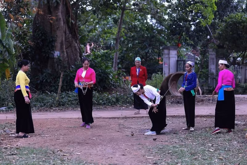 Le jeu se déroule déroule généralement sur un terrain plat, avec la participation des adultes et des jeunes, créant une ambiance animée au sein de la communauté.