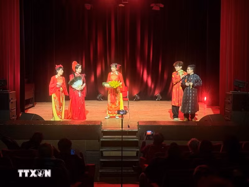 Le chœur Hop Ca Quê Huong lors de la représentation de « Rencontres entre les mondes ». Photo : Huu Chien/VNA.