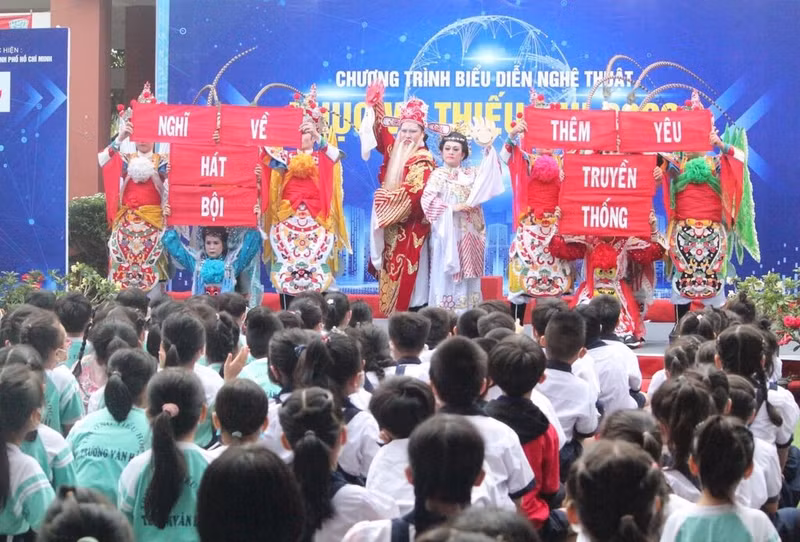 Rencontre entre les artistes de hat bôi et les élèves lors d'une tournée dans les écoles.