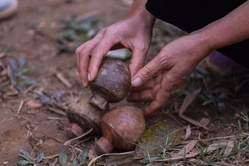 La toupie est en bois dur, soigneusement façonnée pour assurer un équilibre parfait et une rotation prolongée au sol.