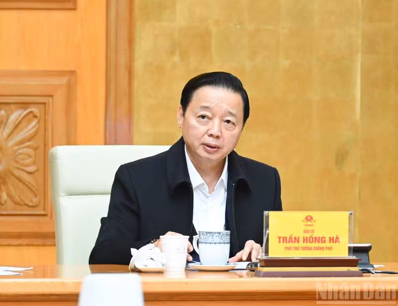 Étaient également présents le Vice-Premier ministre Tran Hong Ha, des dirigeants de ministères et d’agences, ainsi que des points de connexion en ligne des sept provinces du Centre et des Hauts Plateaux du Centre.