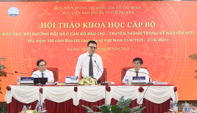 Le journaliste Le Quoc Minh, membre du Comité central du Parti, rédacteur en chef du journal Nhan Dan, chef adjoint du Comité central de la Propagande et de la Mobilisation des Masses, et président de l'Association des journalistes vietnamiens, s'exprimant lors du séminaire. Photo : Congluan.