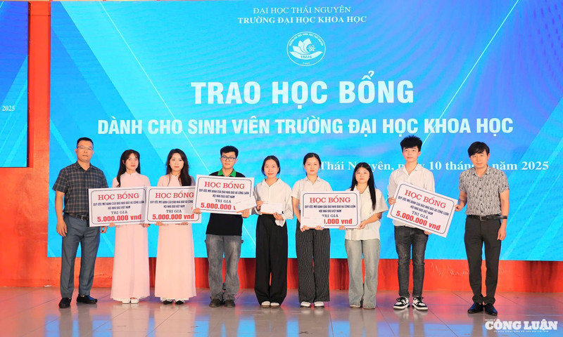 Nhà báo và Công luận remet des bourses "Ước mơ xanh" : Illuminer l'avenir des étudiants en journalisme de l'Université de Thai Nguyen