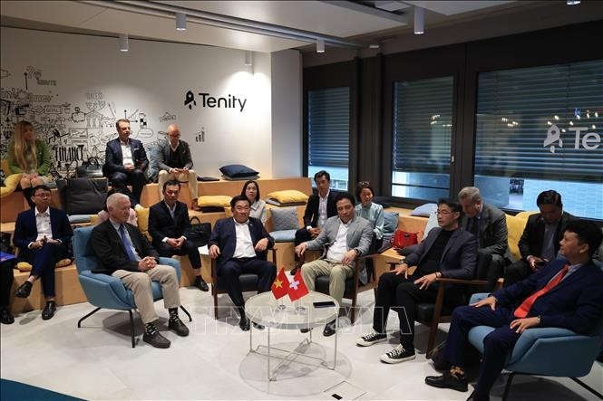 Rencontre entre la délégation de la province de Khanh Hoa et les représentants du Forum Économique Suisse-Vietnam (SVEF) à Zurich. Photo : VNA.